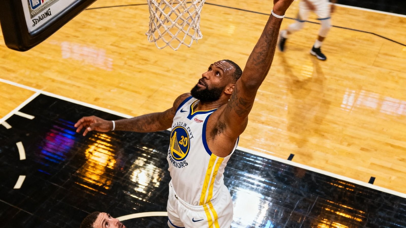 NBA赛场上演精彩扣篮，球员单手抓球高高跃起，身体在空中形成完美弧线，篮球即将被砸入篮筐，对手防守球员仰头注视，地板反光映出激烈对抗的身影。